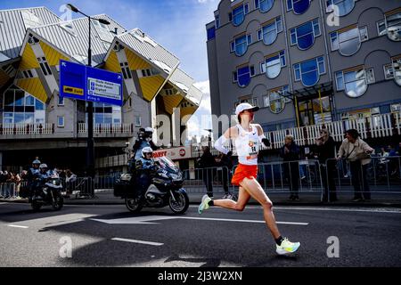 Rotterdam, pays-Bas. 10th avril 2022. ROTTERDAM - Nienke Brinkman lors de l'édition 41st du NN Marathon Rotterdam le 10 avril 2022 à Rotterdam, aux pays-Bas. ANP ROBIN UTRECHT crédit: ANP/Alay Live News Banque D'Images