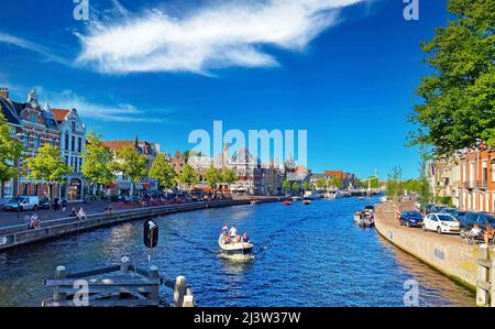 Haarlem, pays-Bas - juin 26. 2020: Vue sur la rivière Spaarne avec bateaux, maisons anciennes, ciel bleu d'été Banque D'Images