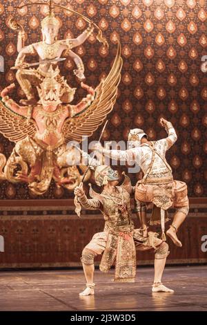 Thai Khon spectacle de danse masqué, la scène de bataille entre le roi démon et dieu singe est appelé Thotsakan et Hanuman dans l'épopée de Ramayana. Thaïlande. Banque D'Images