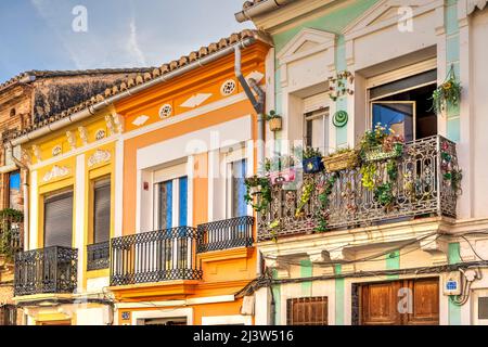 Façades colorées de maisons modernes traditionnelles dans le quartier El Cabanyal, Valence, Communauté Valencienne, Espagne Banque D'Images