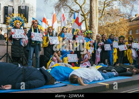 Le peuple ukrainien se trouve dans les rues de Londres. Les gens protestent contre la guerre contre la Russie avec des drapeaux, des banderoles et des fleurs jaunes. Ukraine démo Banque D'Images