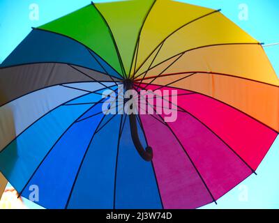 Parapluie ouvert isolé dans les couleurs arc-en-ciel Banque D'Images