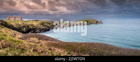 Une image panoramique de la vue sur la baie de Newquay à Towan Head sur la côte nord de Cornwall au Royaume-Uni. Banque D'Images