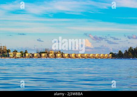 Vue de l'île de Kanoomaa Fushi vue de la mer de Laccadive contre le soleil agréable, South Male Atoll île aux Maldives, mai 2021 Banque D'Images