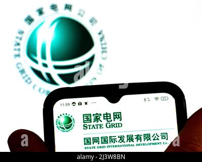 Dans cette illustration, le logo State Grid International Development Limited est affiché sur un écran de smartphone avec un logo State Grid Corporation of China en arrière-plan Banque D'Images