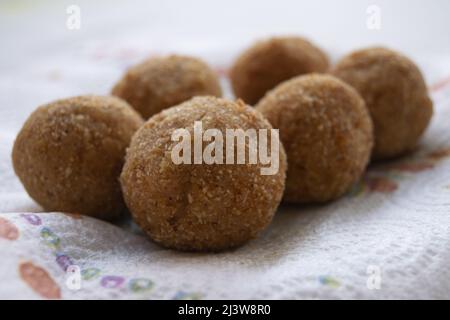 boulettes siciliennes de la montée frites à la maison appelées arancini Banque D'Images