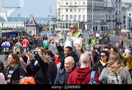 Brighton UK 10th avril 2022 - les spectateurs applaudissent les milliers de coureurs qui participent aujourd'hui au marathon de Brighton avec beaucoup de collecte d'argent pour les organismes de bienfaisance : Credit Simon Dack / Alay Live News Banque D'Images