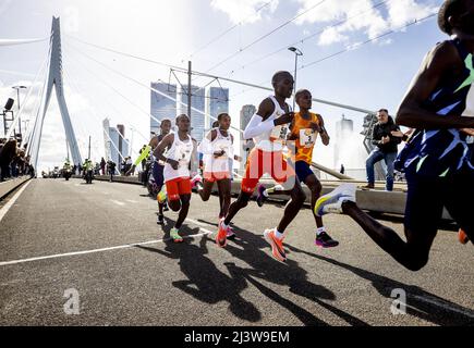 Rotterdam, pays-Bas. 10th avril 2022. ROTTERDAM - Abdi Nageeye (NED, numéro 9) passe le pont Erasmus au sein du groupe principal lors de l'édition 41st du marathon NN Rotterdam le 10 avril 2022 à Rotterdam, aux pays-Bas. KOEN VAN WEEL crédit: ANP/Alay Live News Banque D'Images