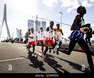 Rotterdam, pays-Bas. 10th avril 2022. ROTTERDAM - Abdi Nageeye (NED, numéro 9) passe le pont Erasmus au sein du groupe principal lors de l'édition 41st du marathon NN Rotterdam le 10 avril 2022 à Rotterdam, aux pays-Bas. KOEN VAN WEEL crédit: ANP/Alay Live News Banque D'Images