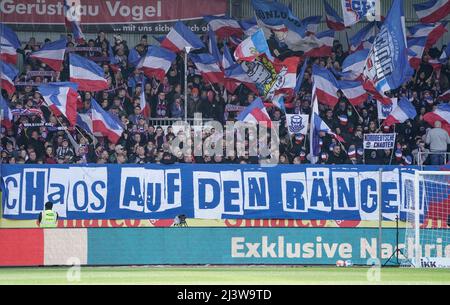 Kiel, Allemagne. 10th avril 2022. Soccer : 2. Bundesliga, Holstein Kiel - Hamburger SV, Matchday 29, stade Holstein. Les fans de Holstein Kiel ont accroché une bannière lisant "le chaos dans les stands". Crédit : Axel Heimken/dpa - REMARQUE IMPORTANTE : Conformément aux exigences de la DFL Deutsche Fußball Liga et de la DFB Deutscher Fußball-Bund, il est interdit d'utiliser ou d'avoir utilisé des photos prises dans le stade et/ou du match sous forme de séquences et/ou de séries de photos de type vidéo./dpa/Alay Live News Banque D'Images