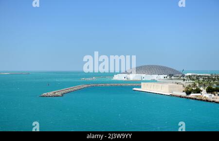 Le magnifique musée du Louvre Abu Dhabi sur l'île de Saadiyat à Abu Dhabi, Émirats arabes Unis. Banque D'Images