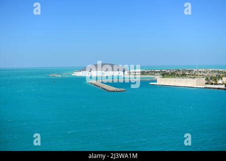 Le magnifique musée du Louvre Abu Dhabi sur l'île de Saadiyat à Abu Dhabi, Émirats arabes Unis. Banque D'Images