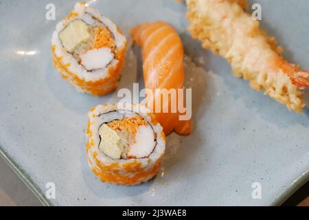 sushi et plats japonais traditionnels sur table avec espace pour les copies, Banque D'Images