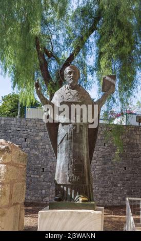 Statue orthodoxe russe de Saint Nicolas, maintenant dans un coin près de l'église de Derre. Banque D'Images