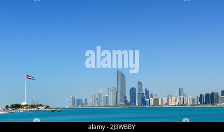 Ligne d'horizon moderne le long du front de mer de la Corniche à Abu Dhabi, Émirats arabes Unis. Banque D'Images