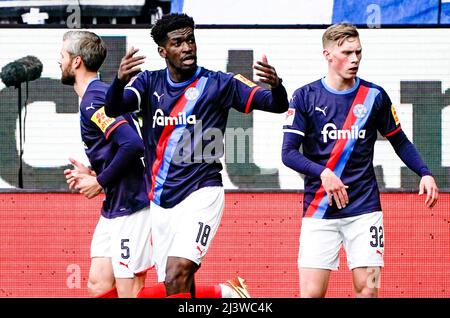 Kiel, Allemagne. 10th avril 2022. Football: 2nd Bundesliga, Holstein Kiel - Hamburger SV, Matchday 29, stade Holstein. Kwasi Okyere Wriedt (au centre) de Kiel célèbre son but pour 1:0 entre Stefan Thesker (l) de Kiel et Jonas Sterner de Kiel. Crédit : Axel Heimken/dpa - REMARQUE IMPORTANTE : Conformément aux exigences de la DFL Deutsche Fußball Liga et de la DFB Deutscher Fußball-Bund, il est interdit d'utiliser ou d'avoir utilisé des photos prises dans le stade et/ou du match sous forme de séquences et/ou de séries de photos de type vidéo./dpa/Alay Live News Banque D'Images