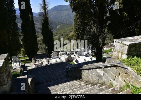 Paysage avec vue panoramique sur le cimetière Aghios Nikolaos un site historique de Karytaina à Arcadia, Péloponnèse Grèce. Banque D'Images