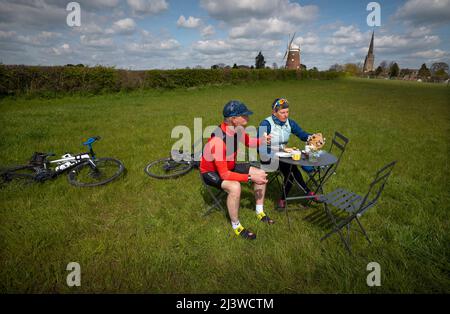 Thaxted, Royaume-Uni. 10th avril 2022. Thé et gâteau de l'après-midi de l'Essex Thaxted en Angleterre sous le soleil glorieux du printemps 10 avril 2022 les Cylistes et les randonneurs se sont arrêtés pour le thé et le gâteau de l'après-midi grâce à la boîte mobile de thé de giddy Up Horse Box en vue de l'église Thaxted et du moulin de John Webb à Thaxted. Crédit : BRIAN HARRIS/Alay Live News Banque D'Images