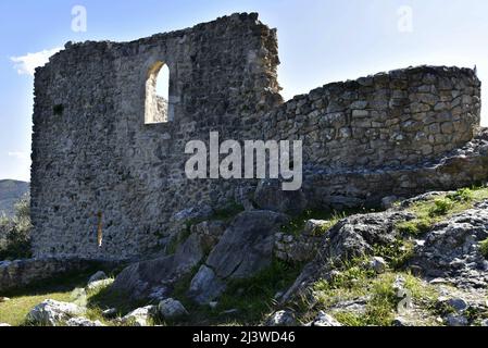 Paysage avec vue panoramique sur le complexe de résidence Kolokotronis une citadelle fortifiée et ancienne colonie historique de Karytaina dans Arcadia Grèce. Banque D'Images