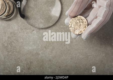 Numismatique. Pièces d'argent à collectionner de l'époque de la Russie tsariste sur la table. Vue de dessus. Banque D'Images