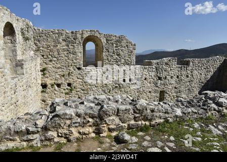 Paysage avec vue panoramique sur le complexe de résidence Kolokotronis une citadelle fortifiée et ancienne colonie historique de Karytaina dans Arcadia Grèce. Banque D'Images