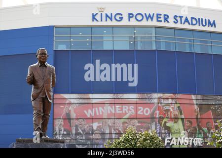 LEICESTER, ROYAUME-UNI. 10th AVRIL : une statue en l'honneur de l'ancien président et propriétaire de Leicester City, Vichai Srivaddhanaprabha, est vue avant le match de la Premier League entre Leicester City et Crystal Palace au King Power Stadium, Leicester, le dimanche 10th avril 2022. (Crédit : James HolyOak | MI News) crédit : MI News & Sport /Alay Live News Banque D'Images