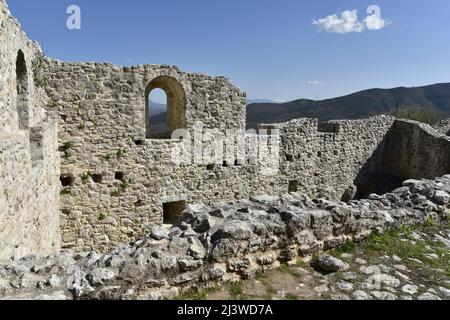 Paysage avec vue panoramique sur le complexe de résidence Kolokotronis une citadelle fortifiée et ancienne colonie historique de Karytaina dans Arcadia Grèce. Banque D'Images