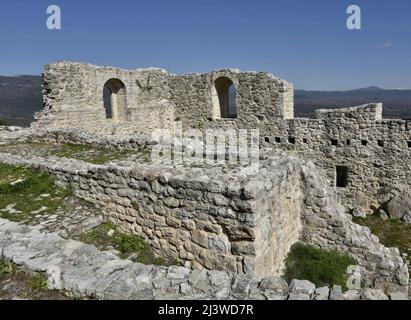 Paysage avec vue panoramique sur le complexe de résidence Kolokotronis une citadelle fortifiée et ancienne colonie historique de Karytaina dans Arcadia Grèce. Banque D'Images