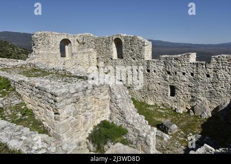 Paysage avec vue panoramique sur le complexe de résidence Kolokotronis une citadelle fortifiée et ancienne colonie historique de Karytaina dans Arcadia Grèce. Banque D'Images