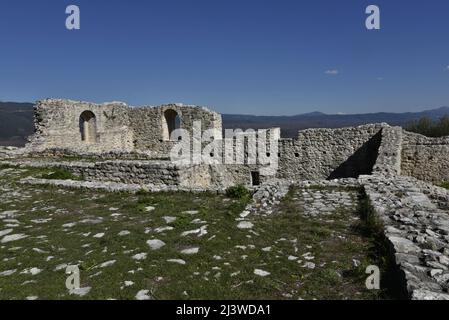 Paysage avec vue panoramique sur le complexe de résidence Kolokotronis une citadelle fortifiée et ancienne colonie historique de Karytaina dans Arcadia Grèce. Banque D'Images