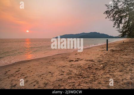 Coucher de soleil sur la plage de Teluk Segari à Lumut de Perak, Malaisie. Banque D'Images