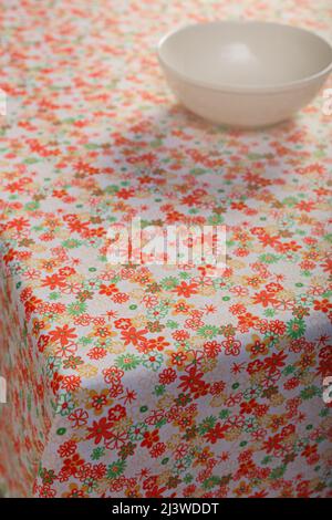 Nappe et tasses de couleur sur la table. Banque D'Images