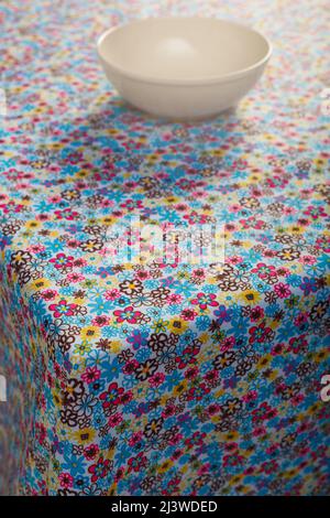 Nappe et tasses de couleur sur la table. Banque D'Images