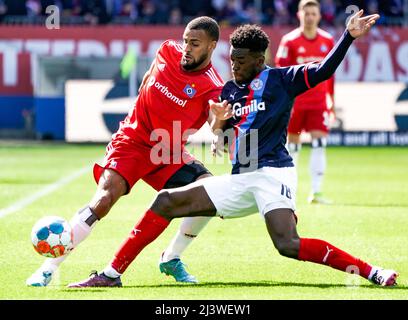 Kiel, Allemagne. 10th avril 2022. Football: 2nd Bundesliga, Holstein Kiel - Hamburger SV, Matchday 29, stade Holstein. Josha Vagnoman (l) de Hambourg et Kwasi Okyere Wriedt de Kiel se battent pour le ballon. Crédit : Axel Heimken/dpa - REMARQUE IMPORTANTE : Conformément aux exigences de la DFL Deutsche Fußball Liga et de la DFB Deutscher Fußball-Bund, il est interdit d'utiliser ou d'avoir utilisé des photos prises dans le stade et/ou du match sous forme de séquences et/ou de séries de photos de type vidéo./dpa/Alay Live News Banque D'Images