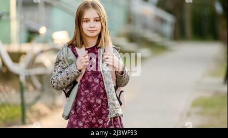 Préadolescence fille à l'extérieur Banque D'Images