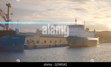 Les gros navires cargo sont beaux. Action. Paysage marin dans lequel les grands transports d'eau flottent contre le fond de la mer et le soleil lumineux au-dessus. Banque D'Images