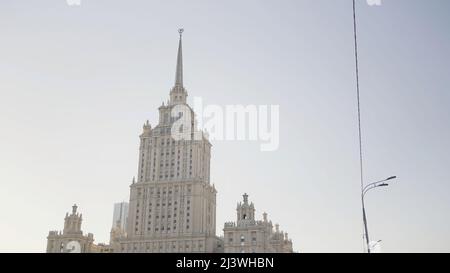 Vue de dessous de l'un des sept magnifiques gratte-ciel de Moscou, conçu dans le style stalinien. Action. Bâtiment blanc aux rayons du soleil. Banque D'Images