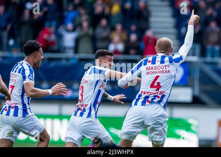 Heerenveen - (lr) pendant le match néerlandais Eredivisie entre sc Heerenveen et FC Groningen au stade Abe Lenstra, le 10 avril 2022 à Heerenveen, pays-Bas. ANP COR LASKER Banque D'Images