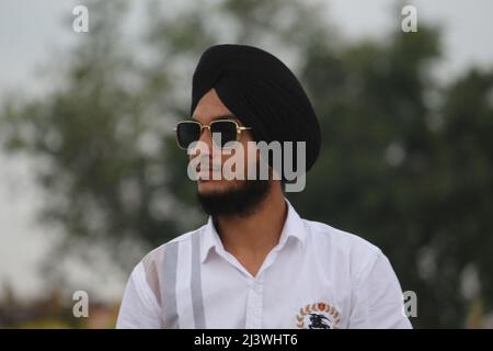 Portrait de jeune Indien sikh heureux beau avec sourire, Mumbai, Inde, septembre 2021 Banque D'Images