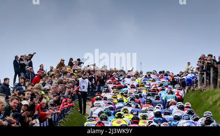 Rotterdam, pays-Bas. 10th avril 2022. GULPEN - le peloton grimpe le Gulperberg lors de la course d'or Amstel 56th 2022 le 10 avril 2022 à Maastricht, aux pays-Bas. ANP VINCENT JANNINK crédit: ANP/Alay Live News Banque D'Images