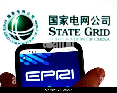 Dans cette illustration, le logo de State Grid Electric Power Research Institute Co., Ltd. Est affiché sur un écran de smartphone avec un logo de State Grid Corporation of China en arrière-plan. (Photo par Igor Golovniov / SOPA Images/Sipa USA) Banque D'Images