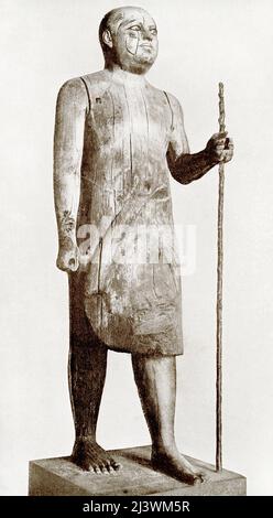 La légende de 1907 se lit comme suit : « ancien fonctionnaire du Royaume de la statue en bois du Musée du Caire. Le nom de « cheik-el-Beled » (chef de village) a été donné à la statue par les Arabes en raison de sa ressemblance avec un spécimen familier de ce fonctionnaire moderne. » Banque D'Images