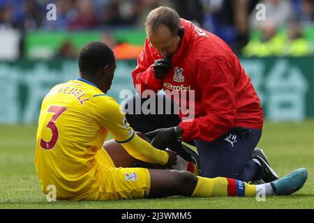 Leicester, Royaume-Uni. 10th avril 2022. Tyrick Mitchell #3 de Crystal Palace est blessé et remplacé par la suite à Leicester, Royaume-Uni, le 4/10/2022. (Photo de James Heaton/News Images/Sipa USA) crédit: SIPA USA/Alay Live News Banque D'Images