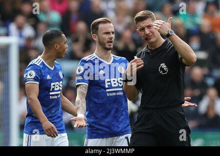 Leicester, Royaume-Uni. 10th avril 2022. James Maddison #10 de Leicester City proteste à l'arbitre Robert Jones à Leicester, Royaume-Uni, le 4/10/2022. (Photo de James Heaton/News Images/Sipa USA) crédit: SIPA USA/Alay Live News Banque D'Images