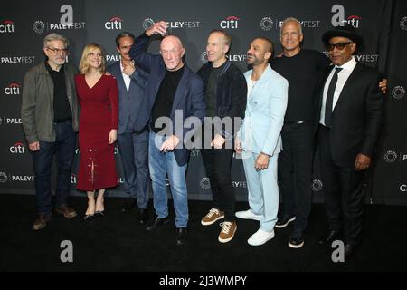 HOLLYWOOD, CA - AVRIL 9 : Peter Gould, Tony Dalton, Jonathan Banks, Michael Mando, Rhea Seehorn, Bob Odenkirk, Patrick Fabian et Giancarlo Esposito au Better Call Saul tapis rouge pendant PaleyFest la 2022 au Dolby Theatre à Hollywood, Californie, le 9 avril 2022. Crédit: Faye Sadou/MediaPunch Banque D'Images