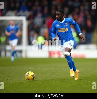 10th avril 2022, St Mirren Park, Paisley, Renfrewshire, Écosse ; Scottish Premier League football, St Mirren v Rangers; Fashion Sakala des Rangers sur le ballon Banque D'Images