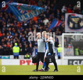 10th avril 2022, St Mirren Park, Paisley, Renfrewshire, Écosse ; Scottish Premier League football, St Mirren v Rangers; Filip Helander of Rangers se délaque avec les physios Banque D'Images