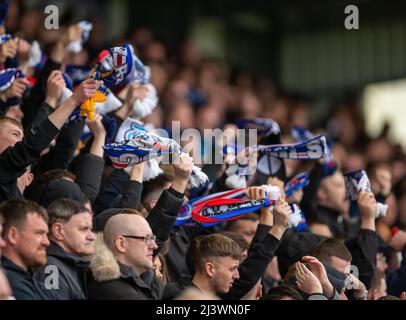 10th avril 2022, St Mirren Park, Paisley, Renfrewshire, Écosse ; Scottish Premier League football, St Mirren v Rangers; les supporters des Rangers célébrant leur équipe gagnent Banque D'Images