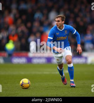 10th avril 2022, St Mirren Park, Paisley, Renfrewshire, Écosse ; Scottish Premier League football, St Mirren v Rangers; James Sands of Rangers sur le ballon Banque D'Images