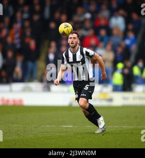 10th avril 2022, St Mirren Park, Paisley, Renfrewshire, Écosse ; Scottish Premier League football, St Mirren v Rangers; Conor McCarthy de St Mirren sur le ballon Banque D'Images